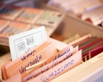 Kaartenbak met paspoorten van verschillende landen
