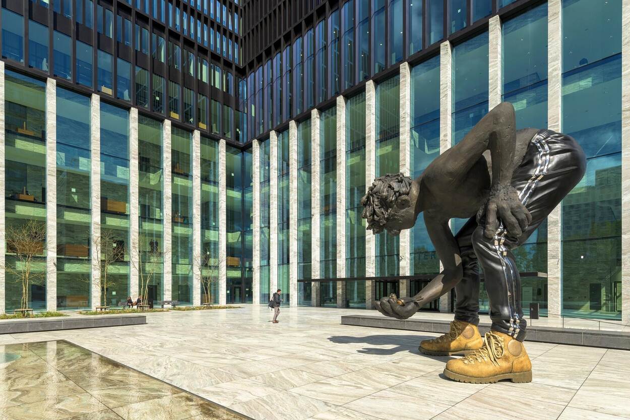 Rechtbank Amsterdam - kunstwerk man met vogeltje