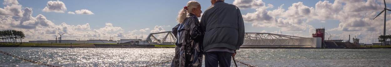 Twee seinoren staan aan de rivier