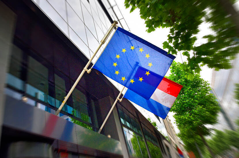 Nederlandse vlag naast vlag van de EU