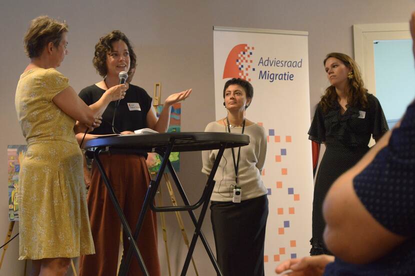 Monique Kremer in gesprek met Stefanie Schuddebeurs (Haagse Hogeschool), Marina Rozhniatovska (Opora Foundation) en Marlieke van Schalkwijk (UNICEF).