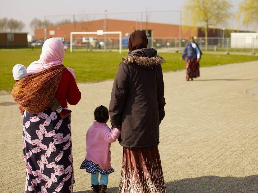 Foto van moeders met kinderen in de asielopvang