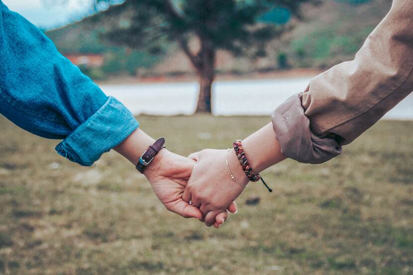 Partners die hand in hand lopen