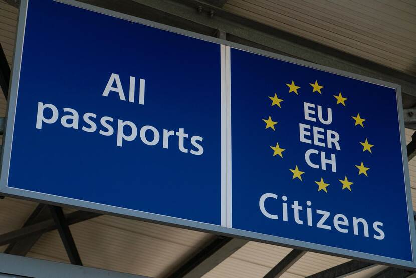 Paspoortlaan op vliegveld. Scheiding tussen 'all passports' en 'EU/EER/CH citizens'
