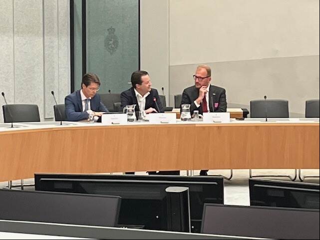 Joeri Kapteijns (COA), Mark Klaassen (Adviesraad Migratie) en Mark Boumans (burgemeester Doetinchem) nemen deel aan het rondetafelgesprek in de Tweede Kamer over rechten van kinderen in de asielopvang