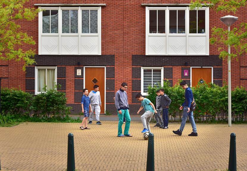 Spelende kinderen op straat in Transvaal