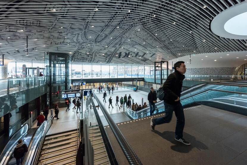Man loopt door het vernieuwde centrale treinstation van Delft