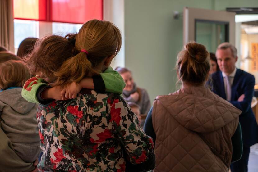 Staatssecretaris E. van der Burg op werkbezoek bij groep moeders met kinderen