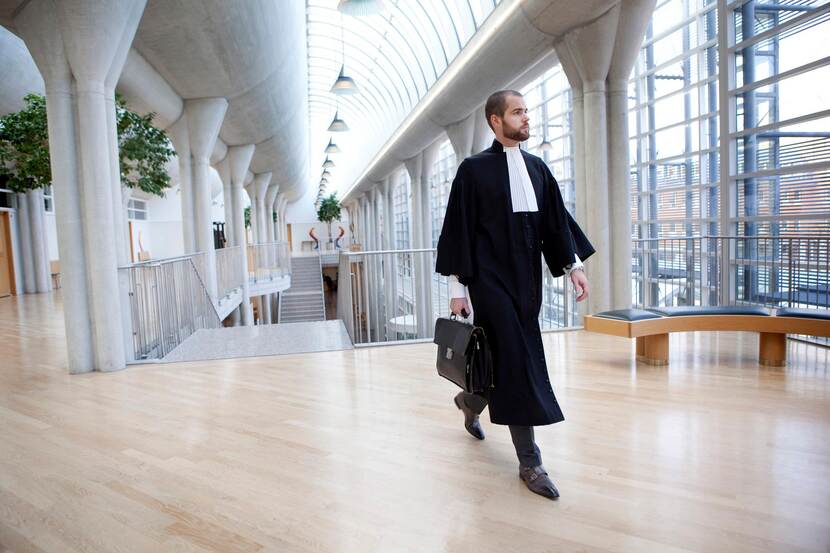 Advocaat wandelt door gerechtsgebouw