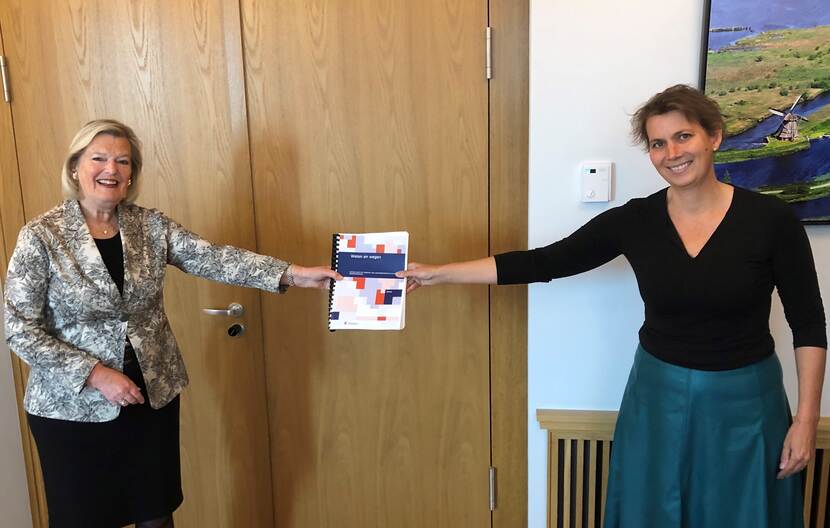 Voorzitter ACVZ Monique Kremer biedt advies 'Weten en wegen' aan aan staatssecretaris Ankie Broekers-Knol