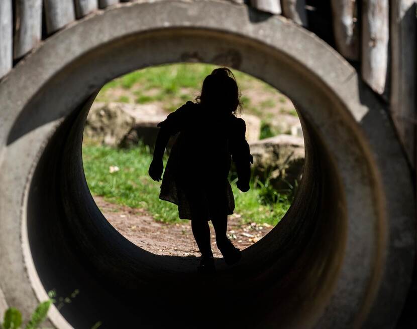 Kind in tunnel